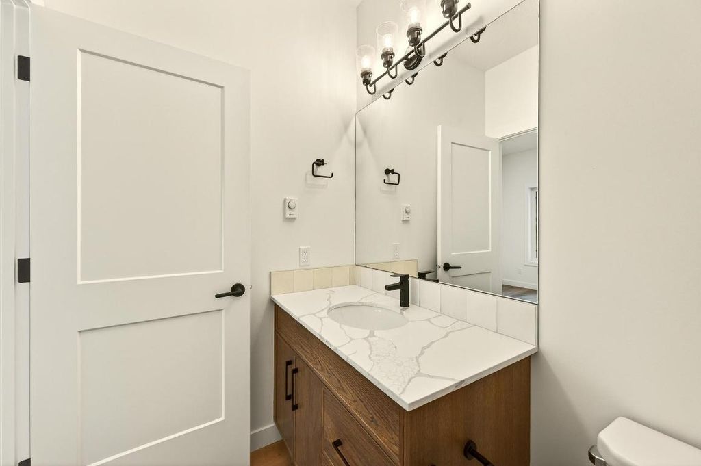 listing image 16519453828672803903