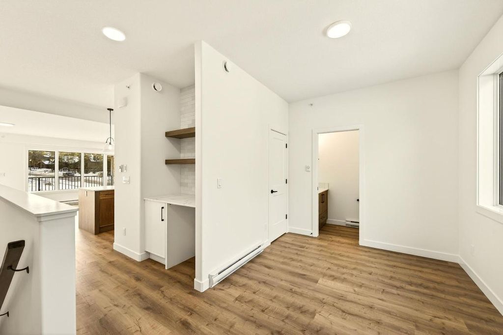 listing image 16517345544096822244