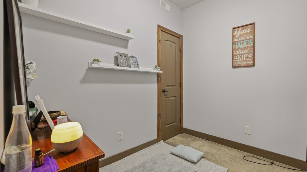 listing image 16518710857108414060