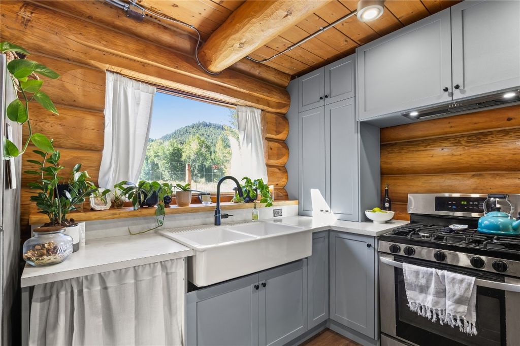listing image 16517358479645494328