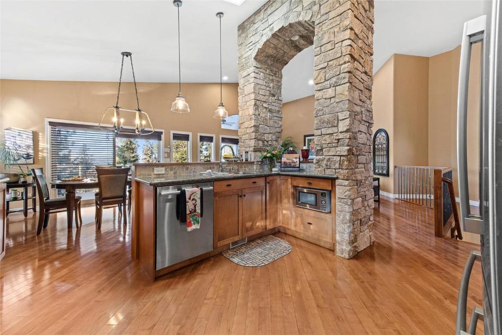 listing image 16512953830177660572