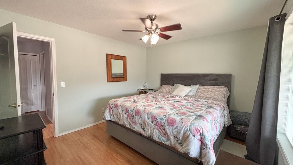 listing image 16513875943255497450