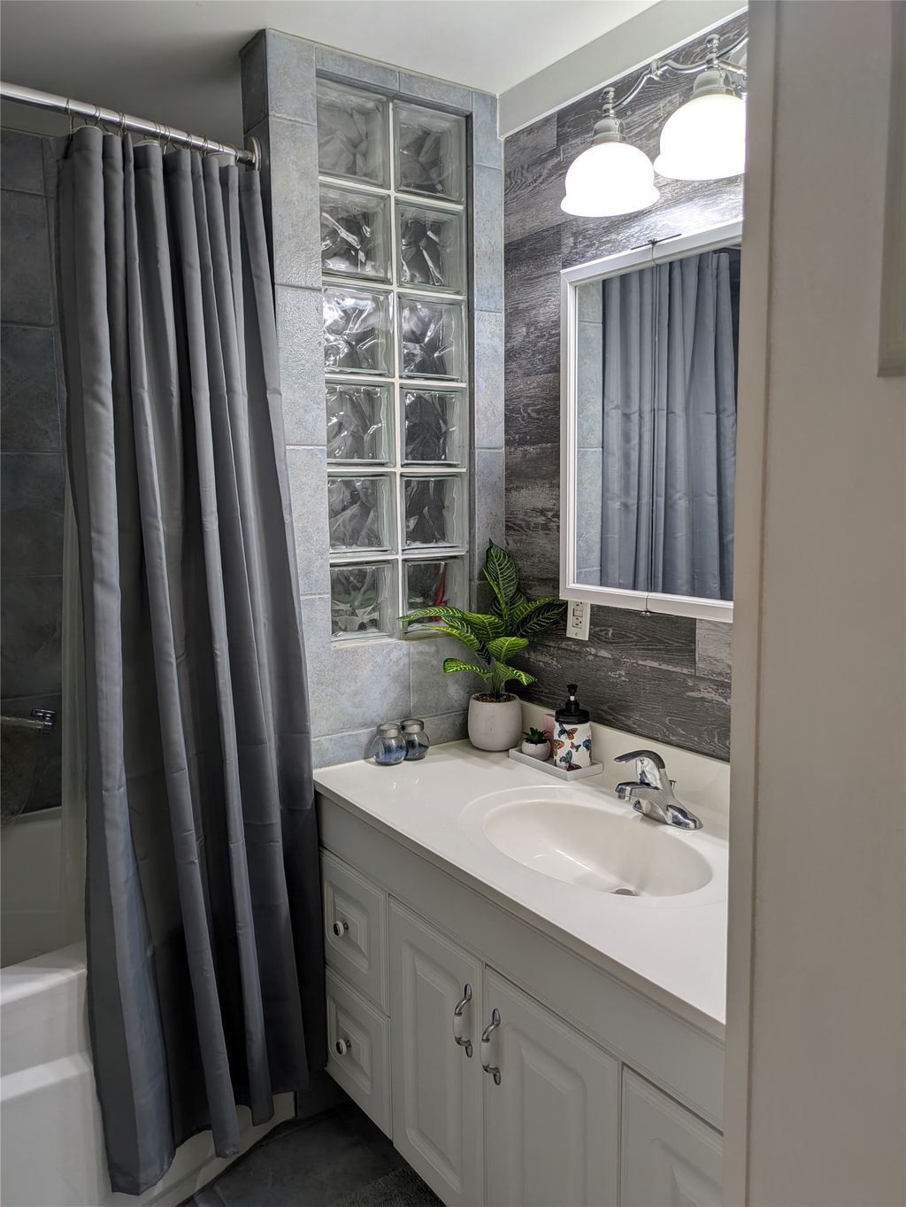 listing image 16512719413368267999