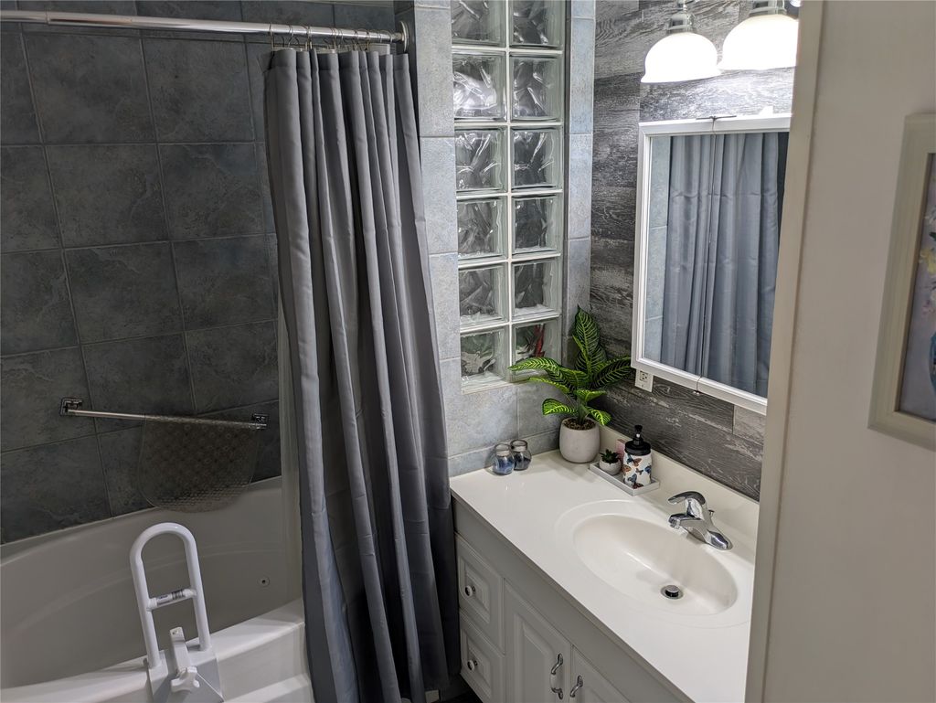 listing image 16517448434299265424