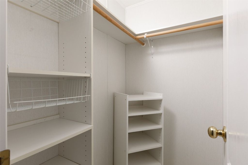 listing image 16514938341764883630