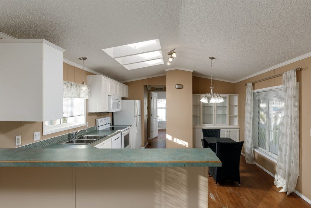 listing image 16513312043252194341