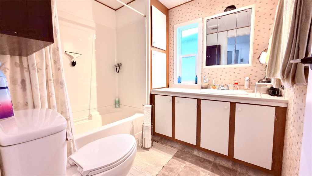 listing image 16519844901700883911