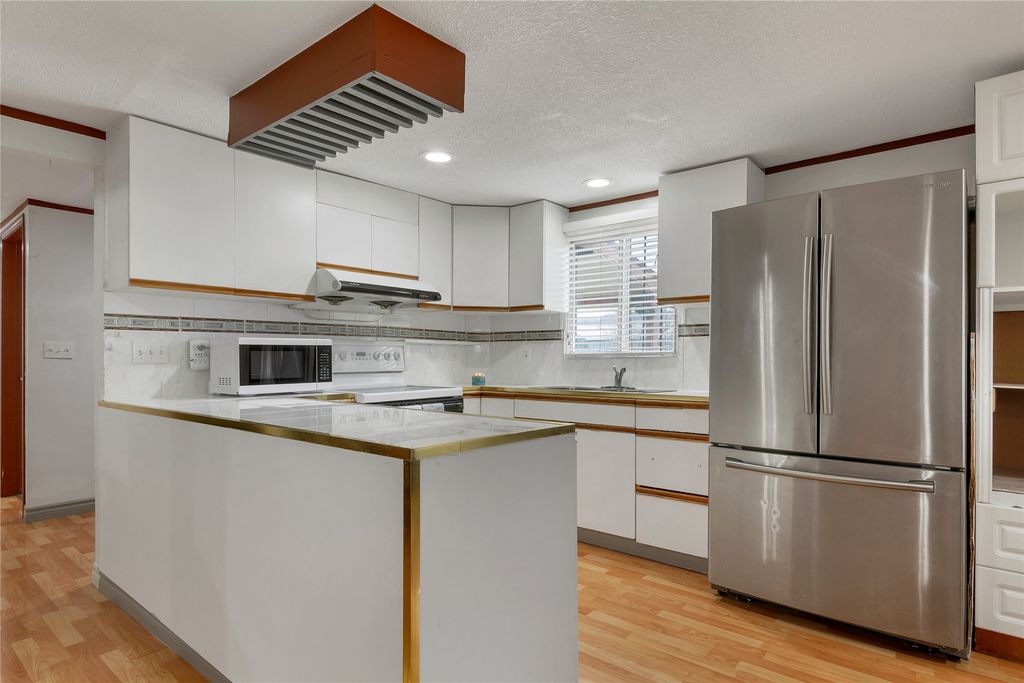 listing image 16518125112265365777