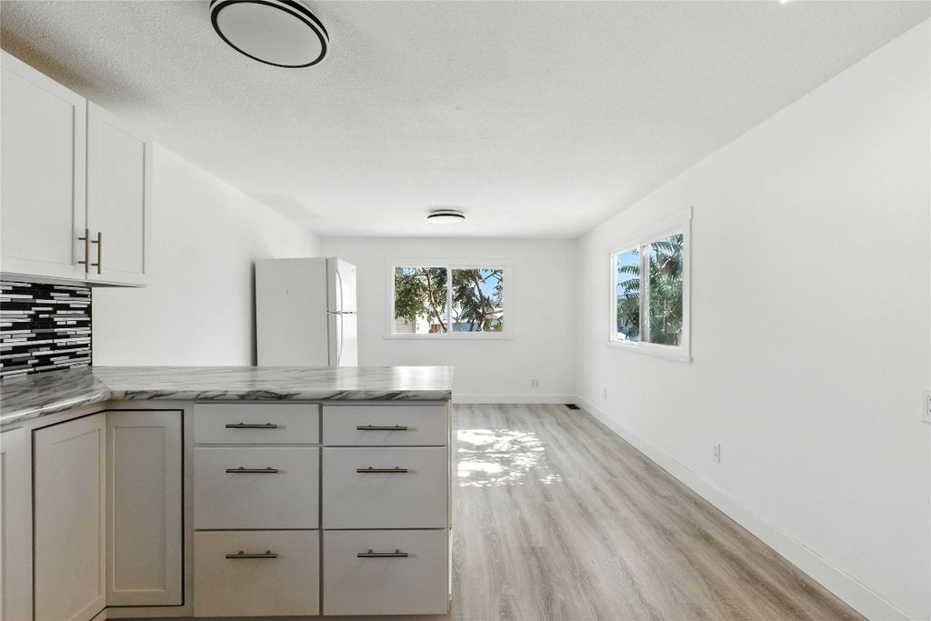 listing image 16514900936042672419