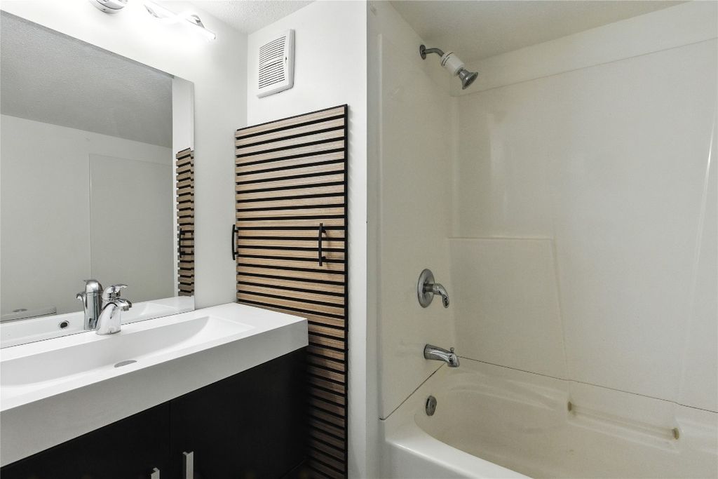 listing image 16519786224374917751