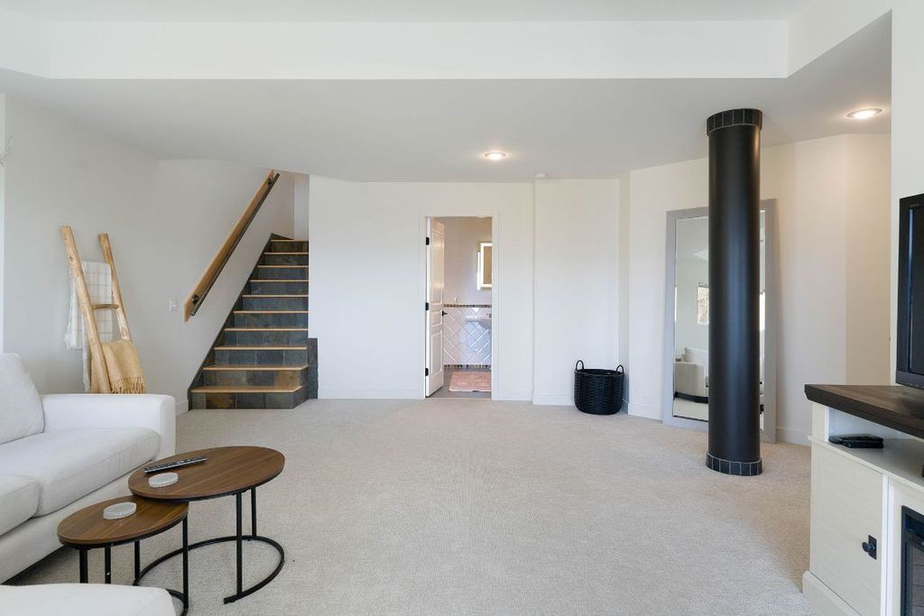 listing image 16512330758789428474