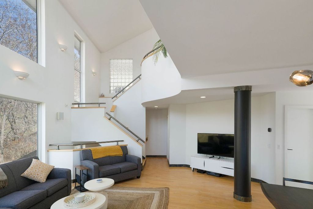 listing image 16512962991229025953
