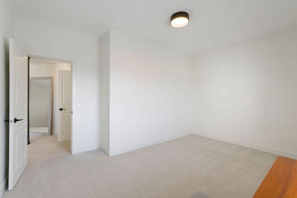listing image 16515736465298937755