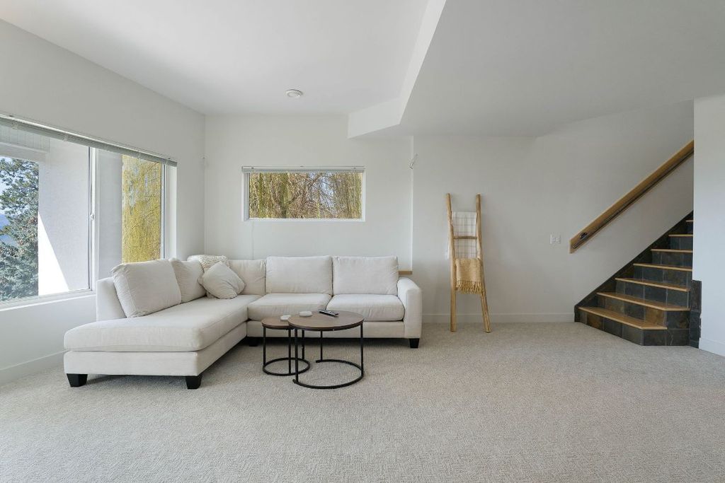 listing image 16515240822251638860