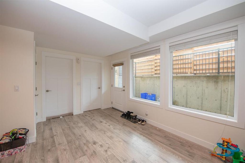 listing image 16514733938460671917