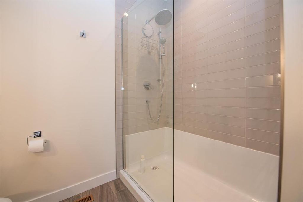 listing image 16518803734644963163