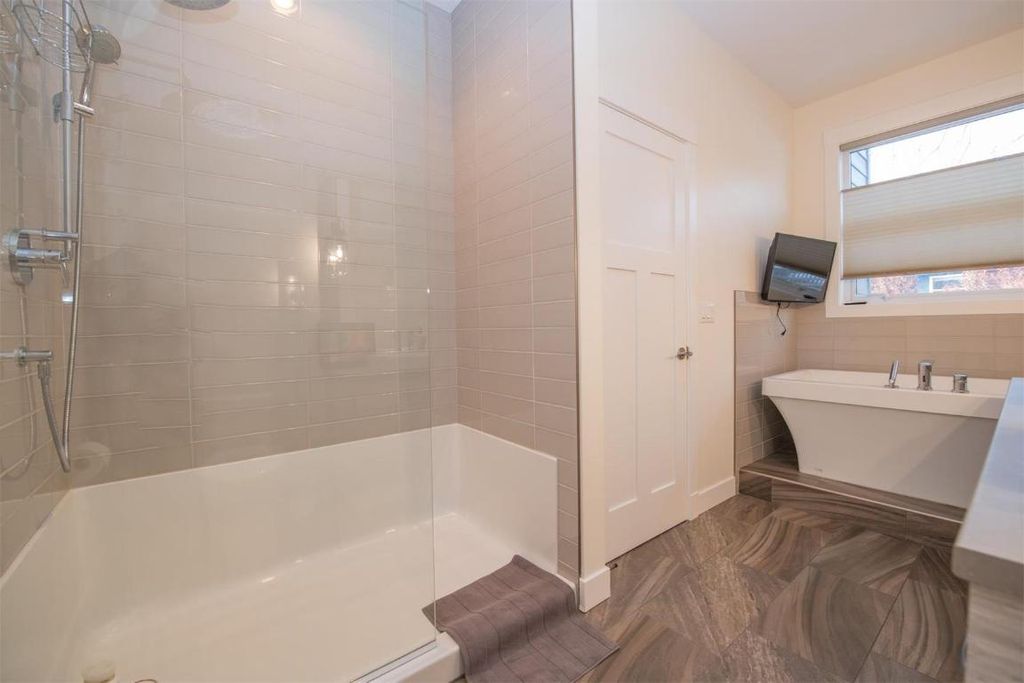 listing image 16510753371116944994