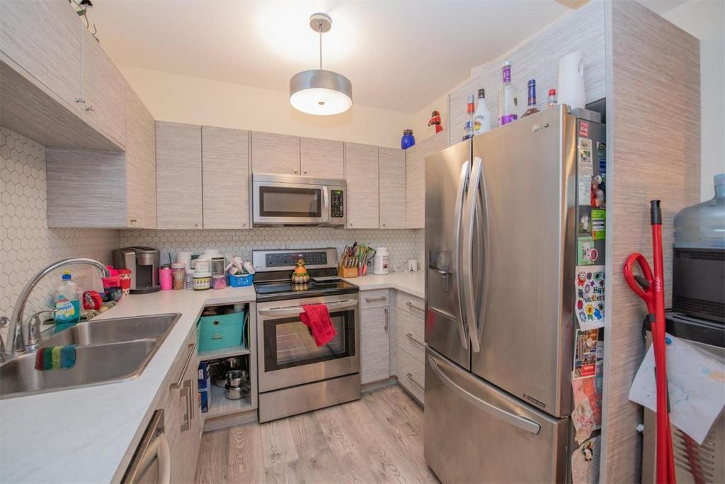 listing image 16517741928536777475