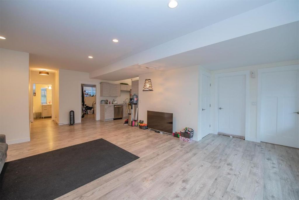listing image 16518519424172455647