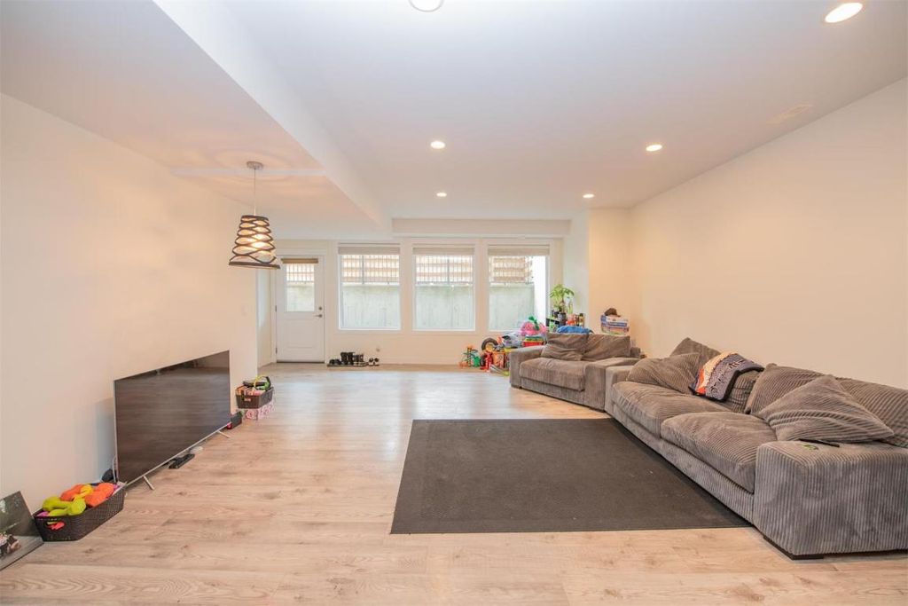 listing image 16518920079694544147