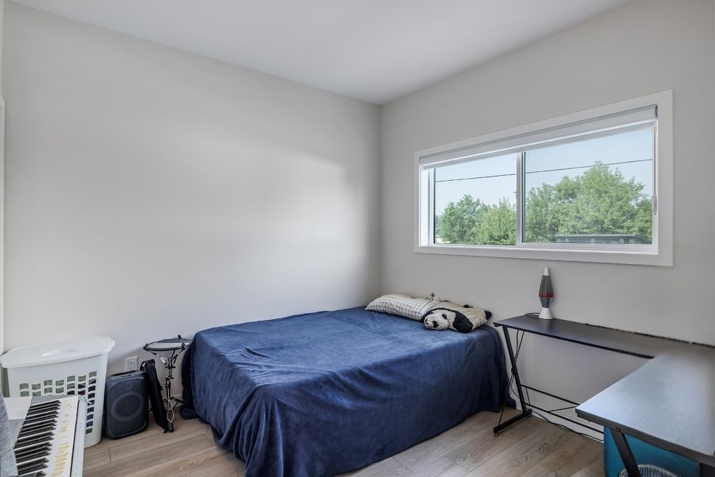 listing image 16515745697812716352