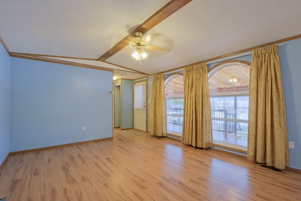 listing image 16512659243424394128