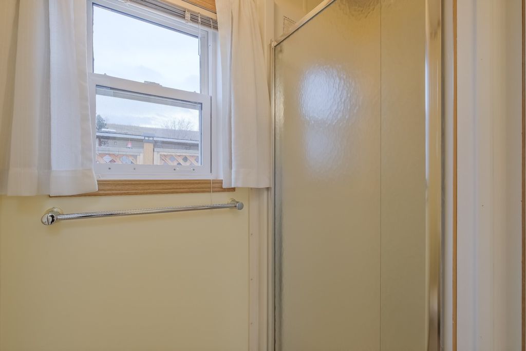 listing image 16513401343136200561