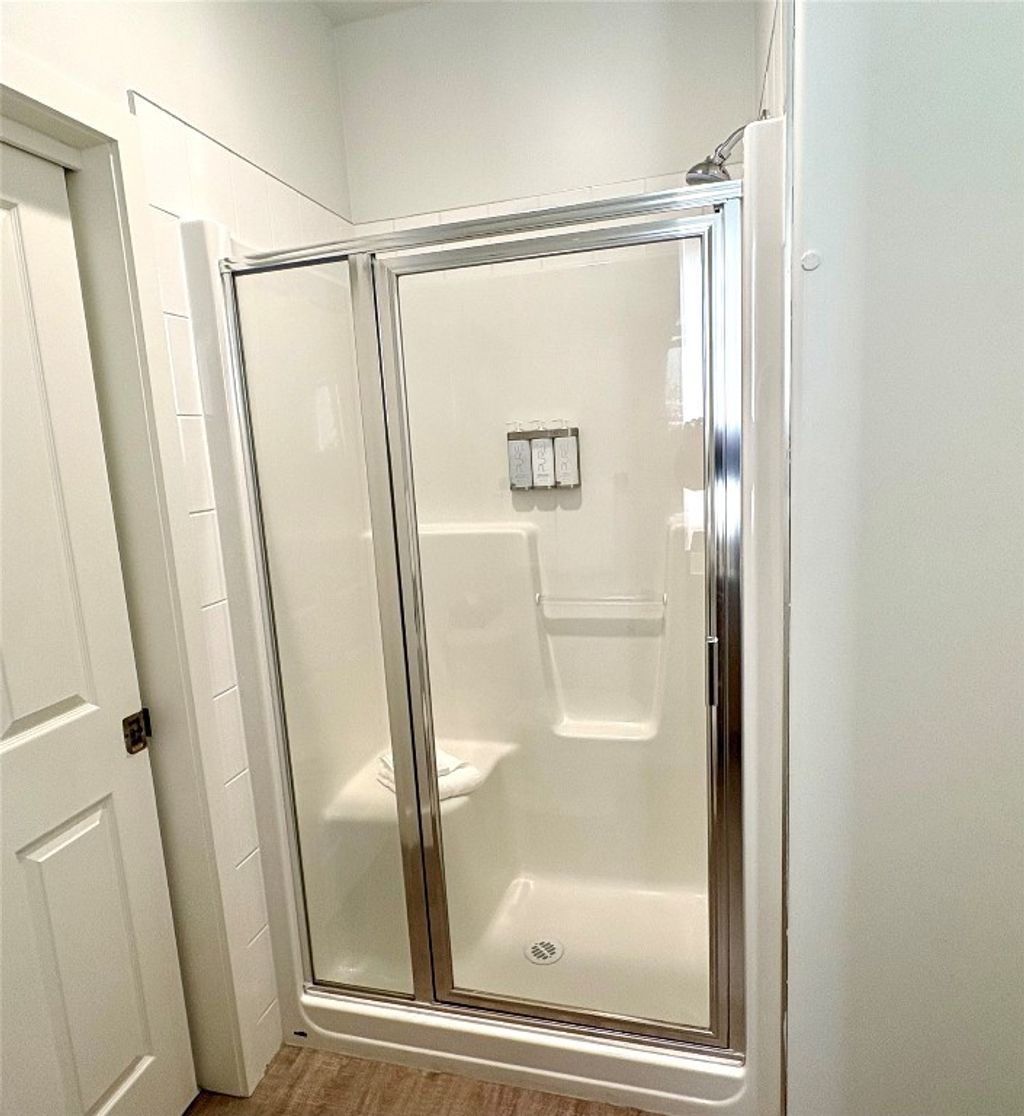 listing image 16512636853692276936