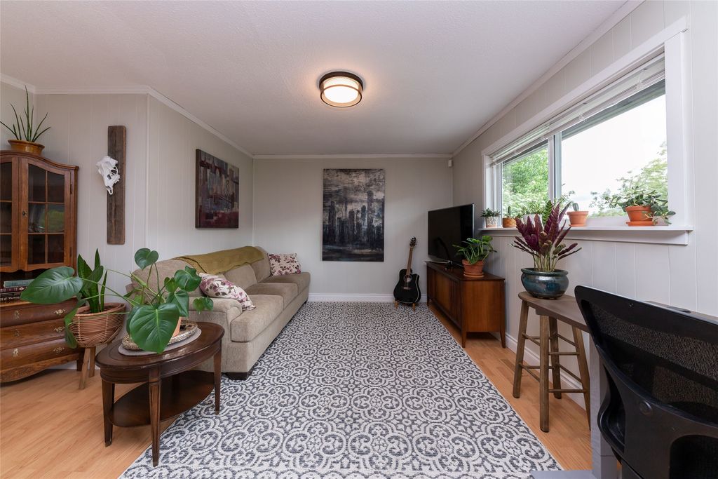 listing image 16512736457423810307