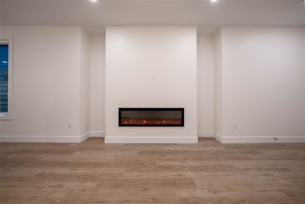 listing image 16518467824586128151