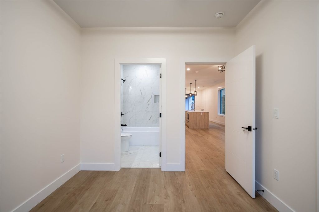 listing image 16511424380044856626