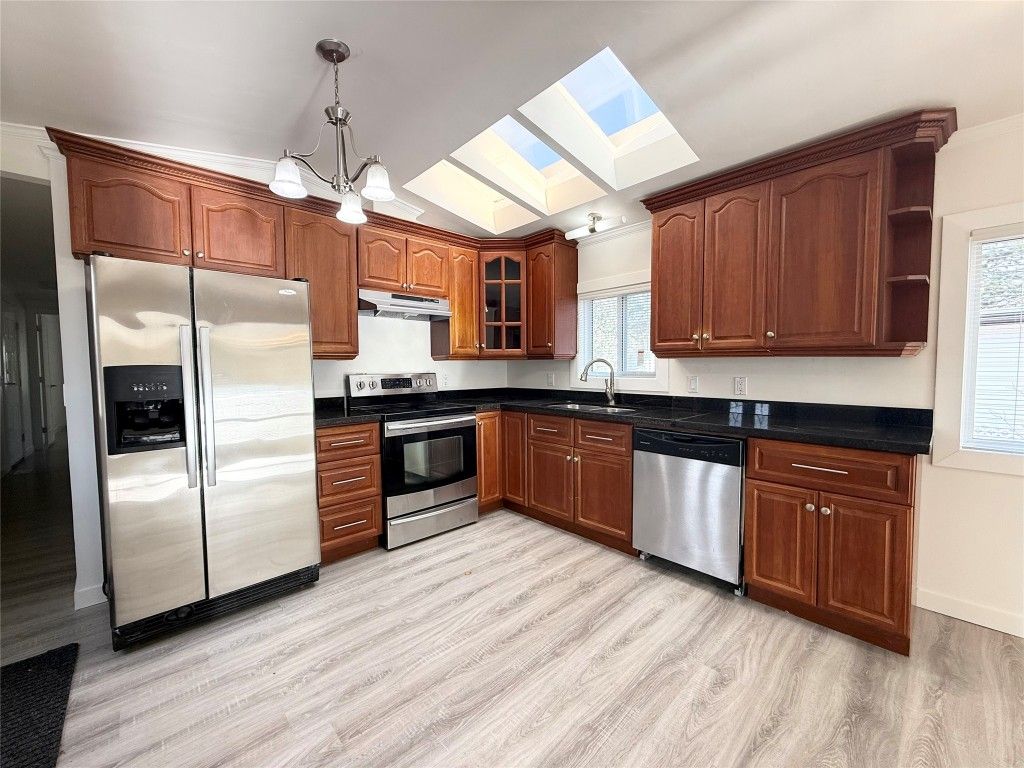 listing image 16511296808533846846