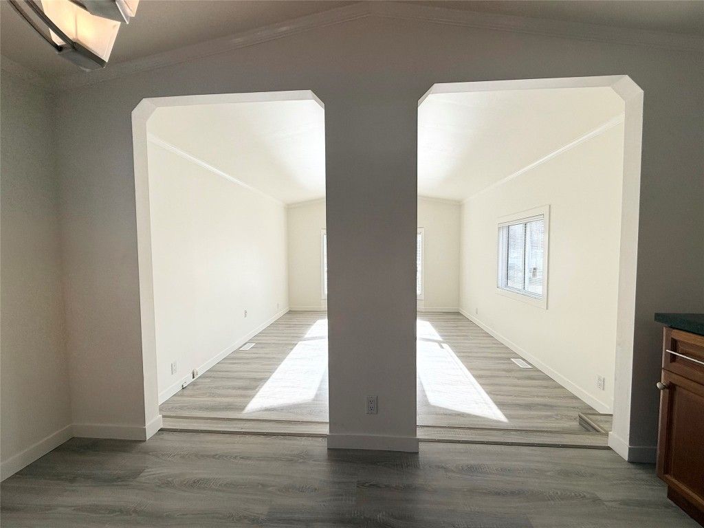 listing image 16511736587486464259