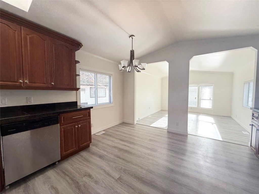 listing image 16515557513840905385