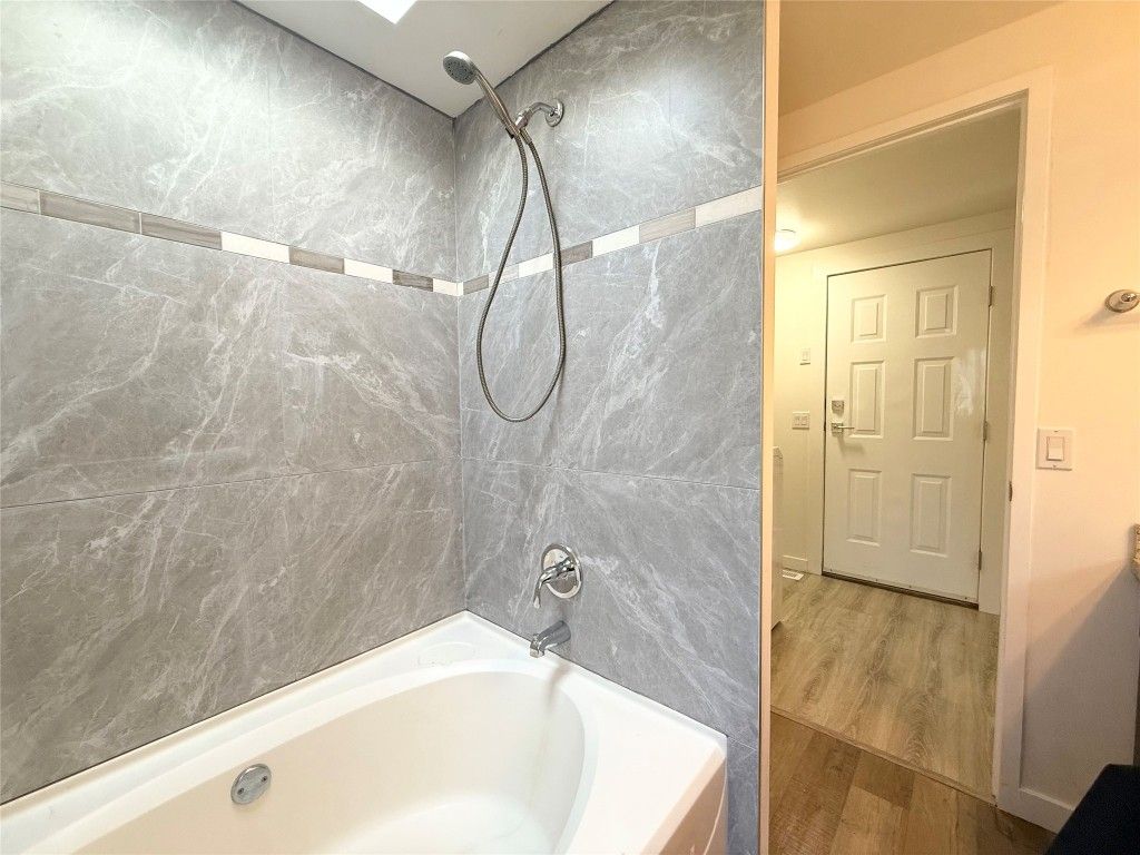 listing image 16512709663874189004