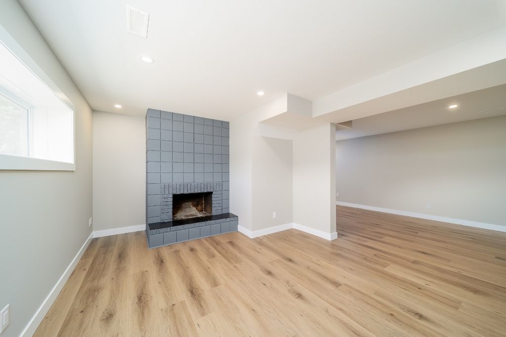 listing image 16518894486800352694