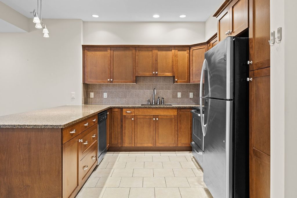 listing image 16510470678406842646