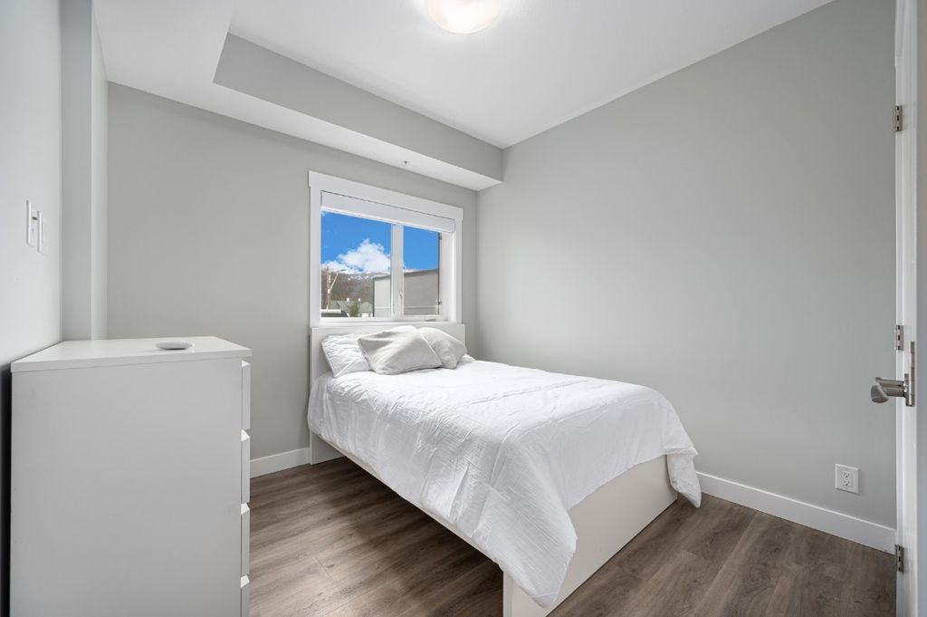 listing image 16517376976089954146