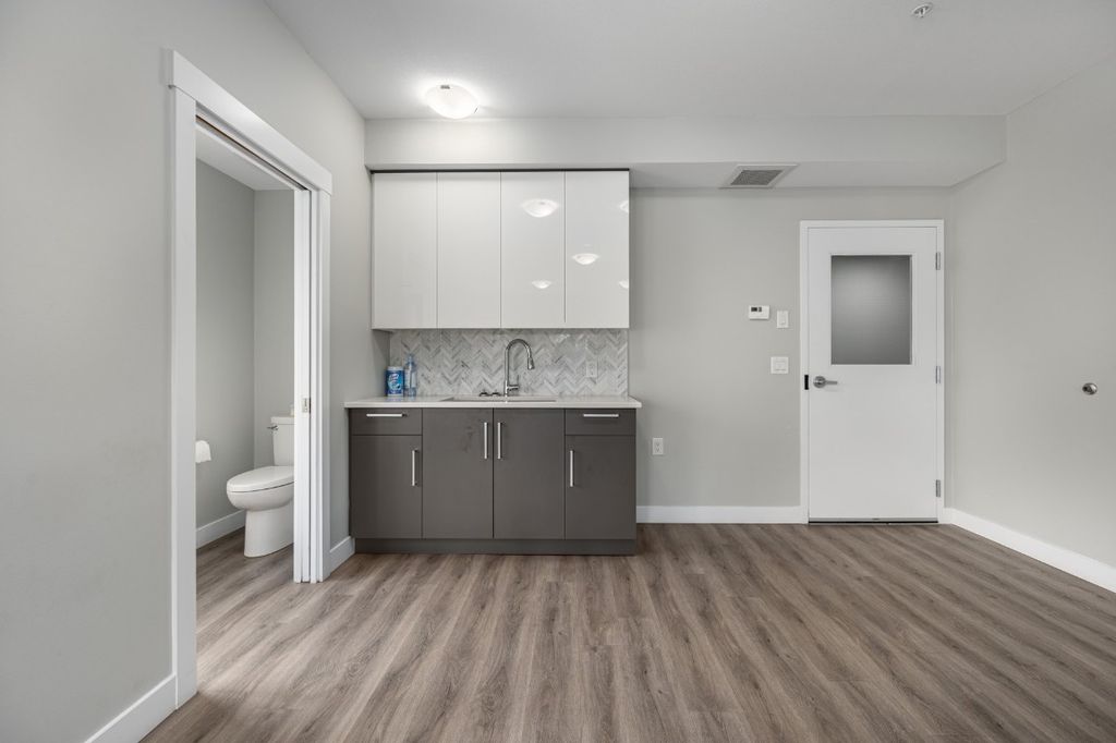 listing image 16512768207538215917