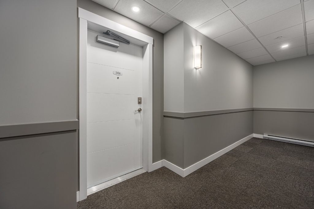 listing image 16514123682812720415