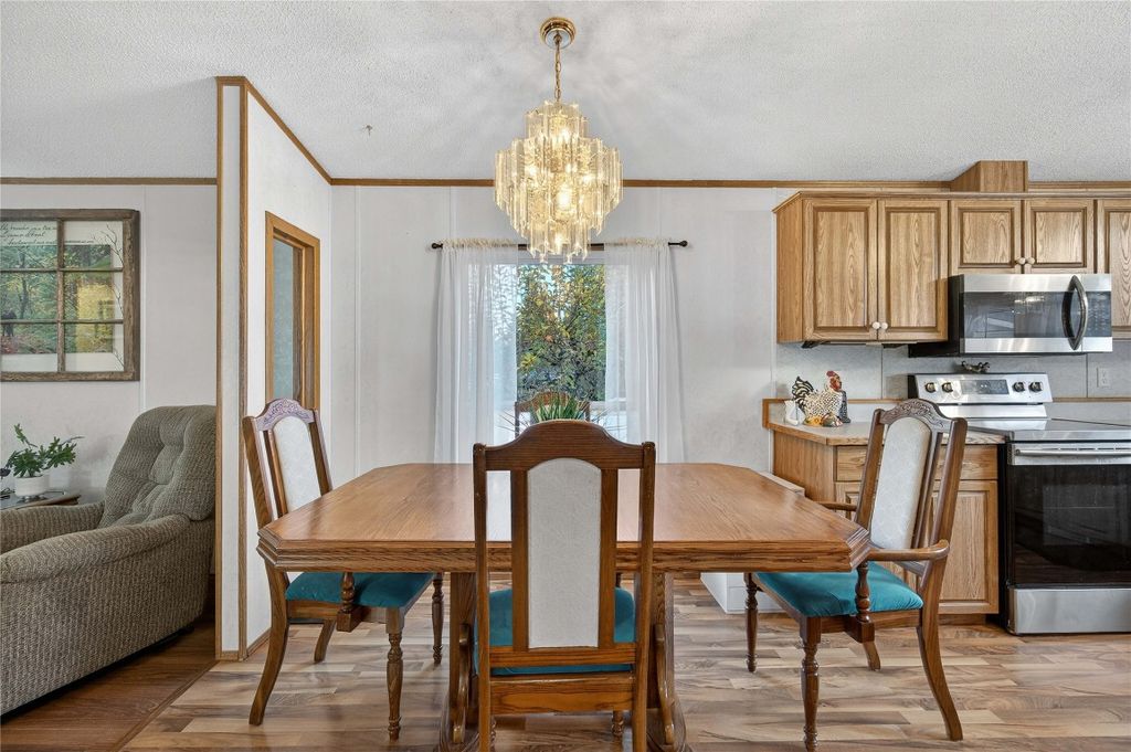 listing image 16516752854567933914