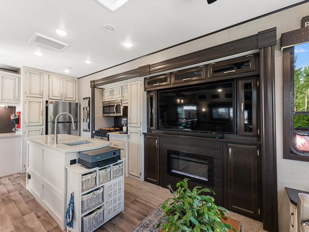 listing image 16517052633954859536