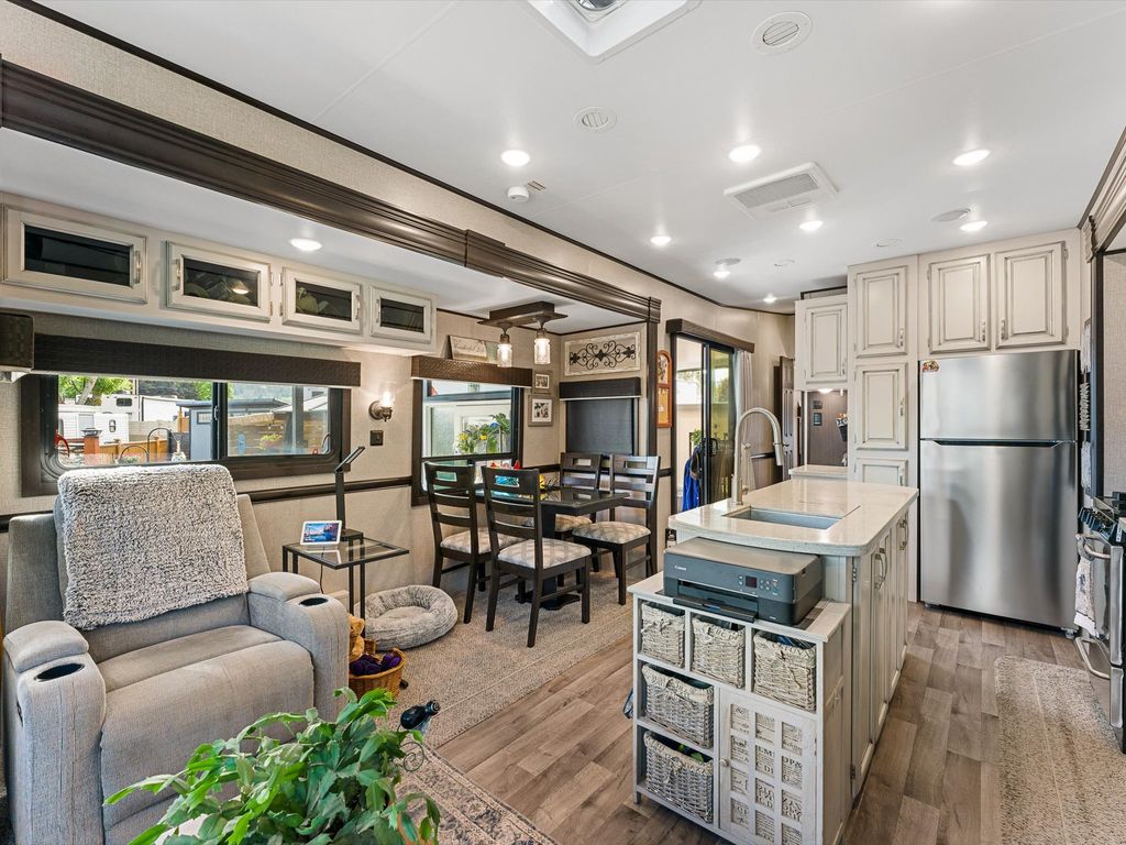 listing image 16519162056976019549