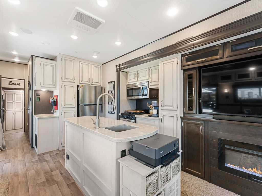 listing image 16517628159063725773