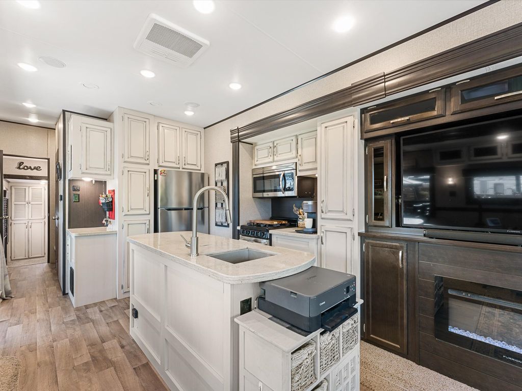 listing image 16514636253140452805