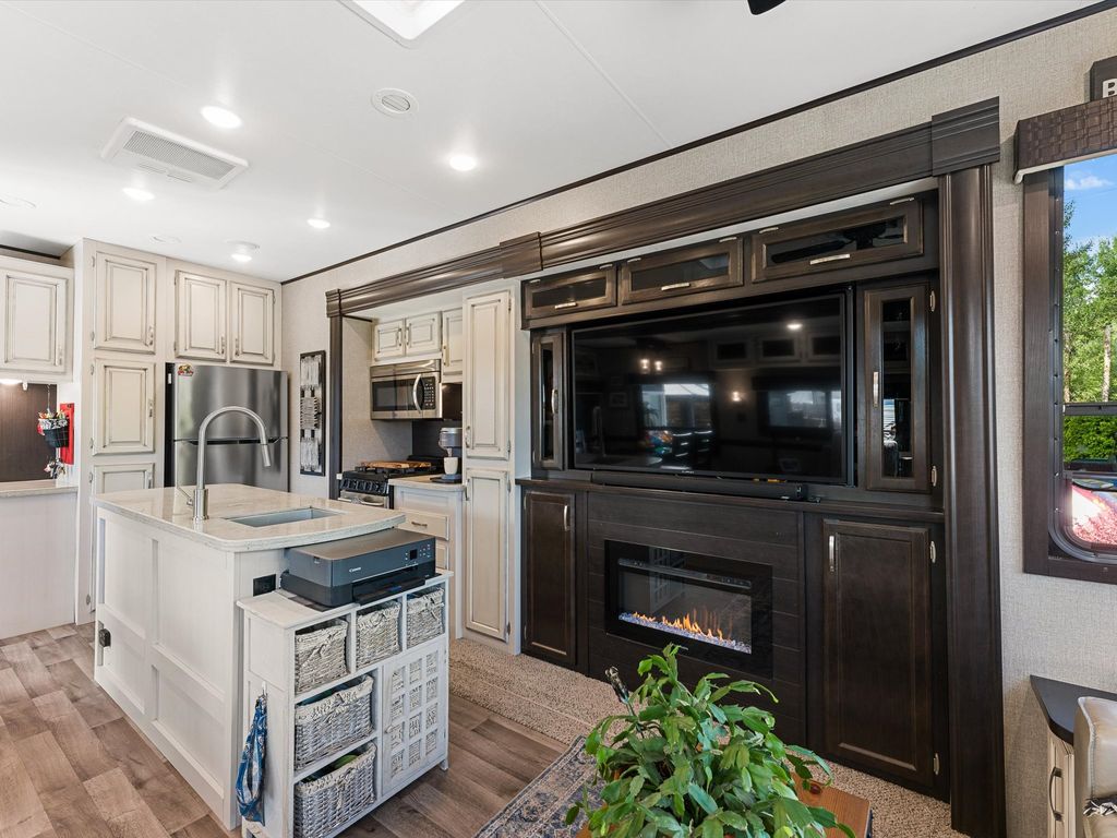 listing image 16518165332257170489
