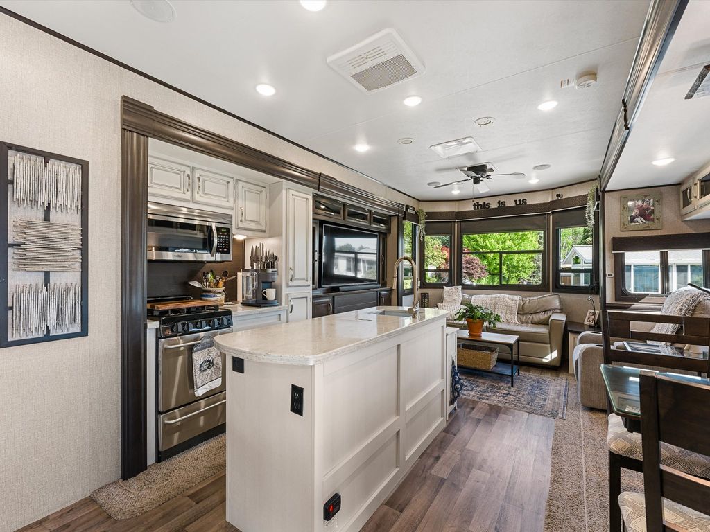 listing image 16516246609594247923