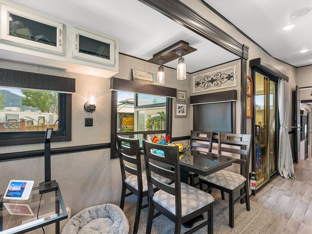 listing image 16510455449184023272