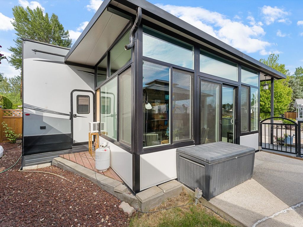 listing image 16510644807894145635