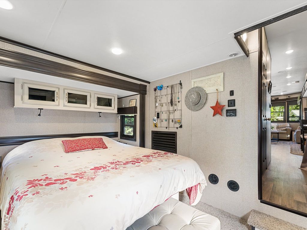 listing image 16515989152452942871